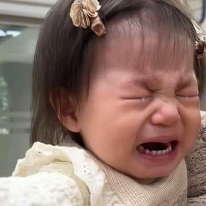 Ảnh meme em bé khóc dễ thương 