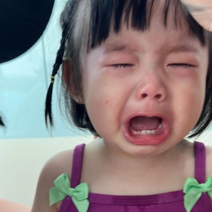 Ảnh meme em bé khóc cute đáng yêu 