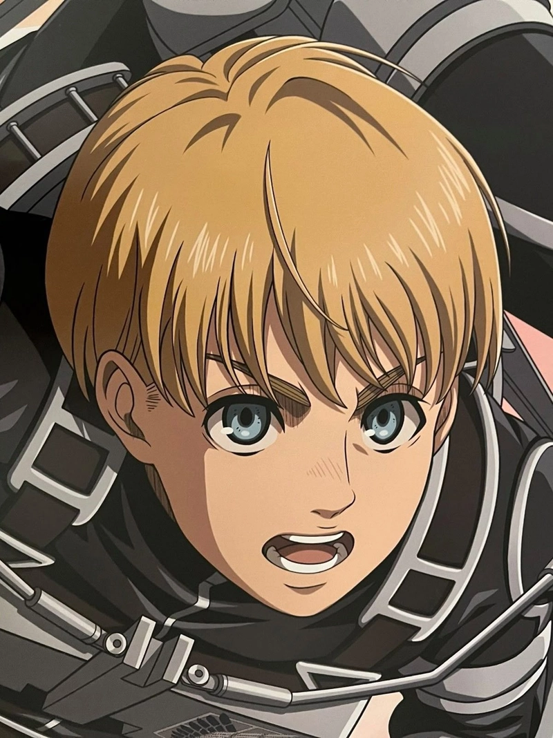 armin arlert cười nhẹ