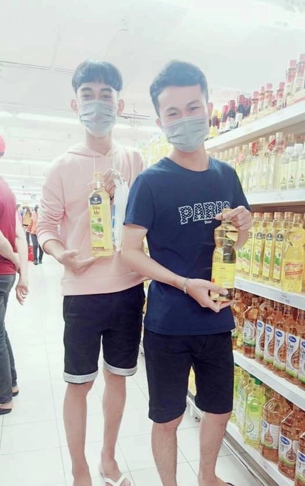 meme hài cầm chai dầu ăn