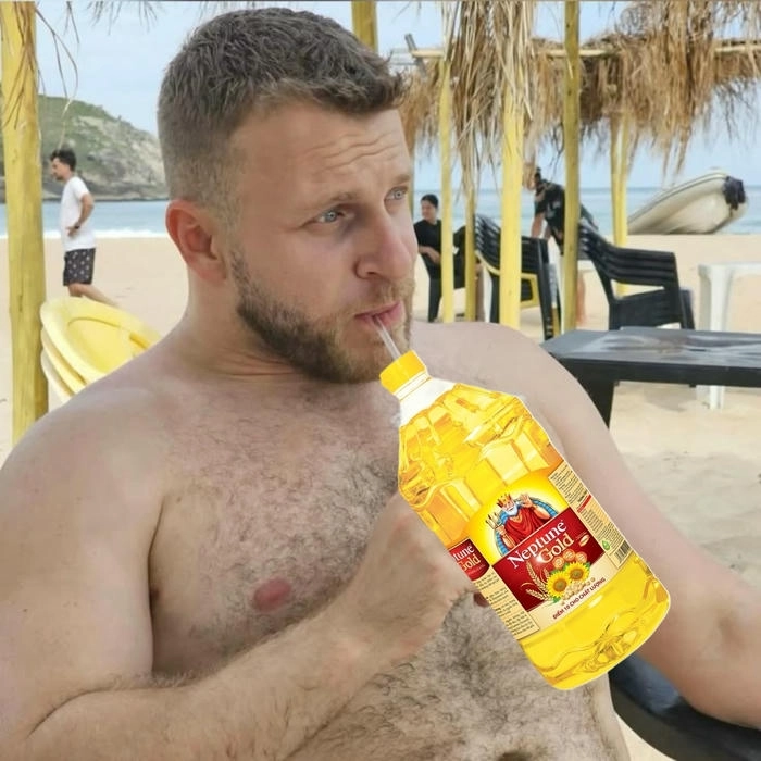 meme cầm chai dầu ăn