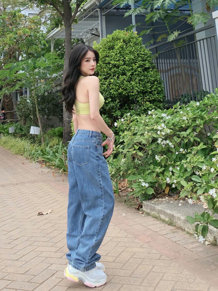 Ảnh DJ Mie khoe phong cách gợi cảm khi chơi nhạc