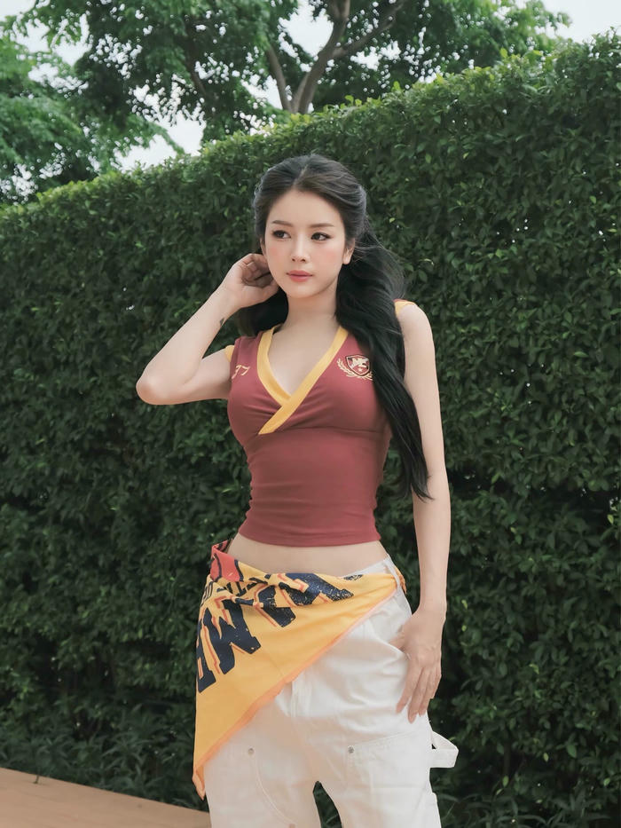 DJ Mie bikini khoe vóc dáng