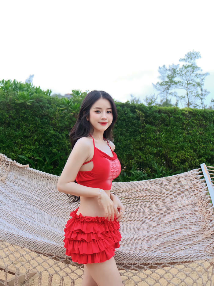 DJ Mie tạo dáng quyến rũ