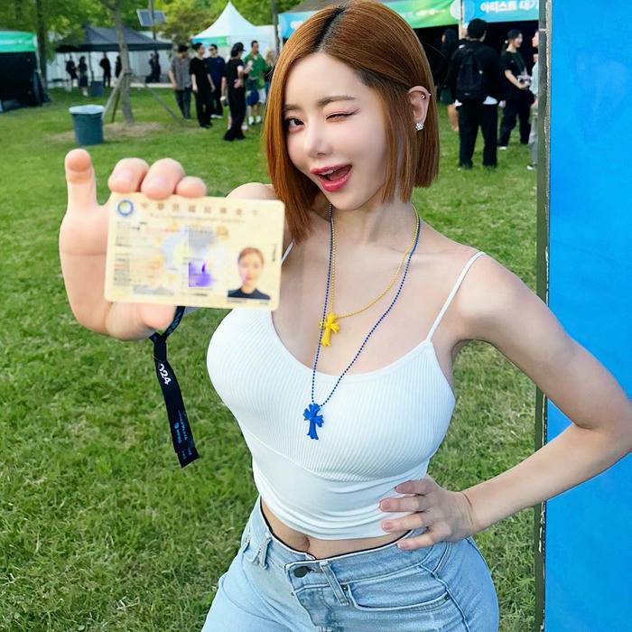 DJ Soda diện bikini trên bãi biển