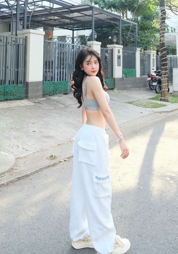 Hình DJ Mie diện bikini cá tính trên bãi biển