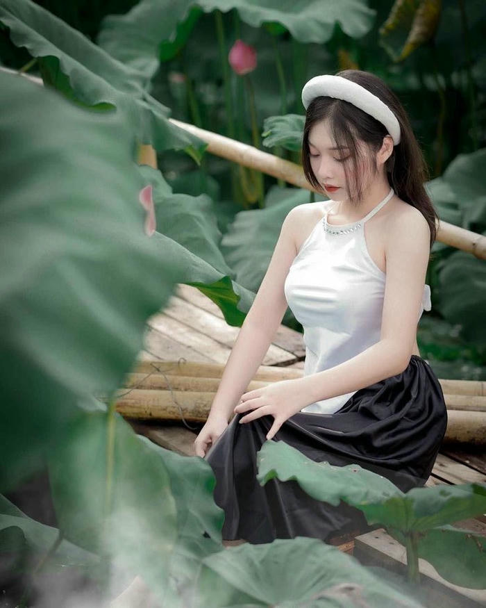ảnh áo yếm khoe đường cong