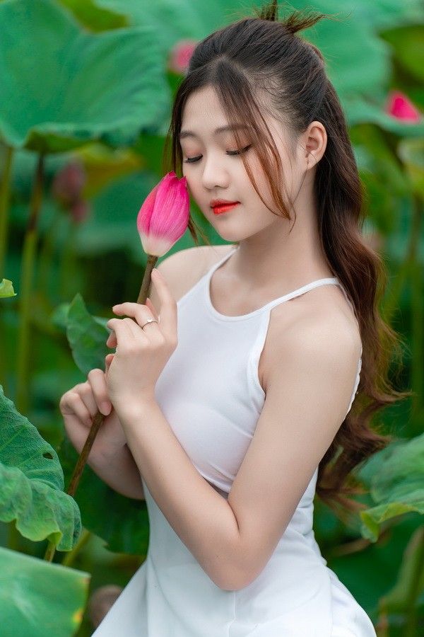 ảnh áo yếm khoe eo thon