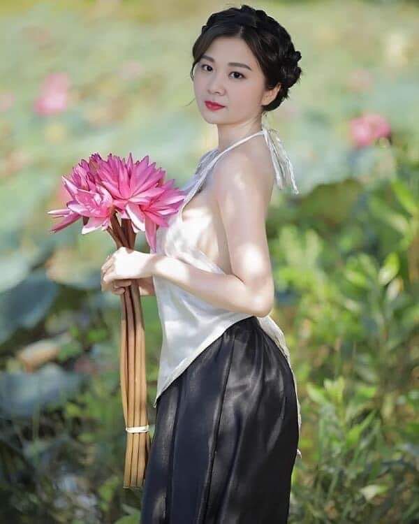 ảnh áo yếm mỏng lấp ló