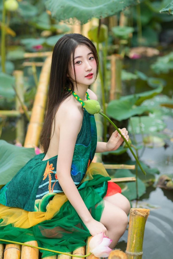 ảnh cô gái diện áo yếm