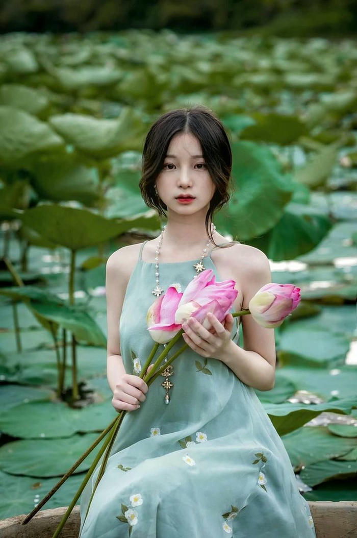 ảnh dáng thướt tha trong yếm