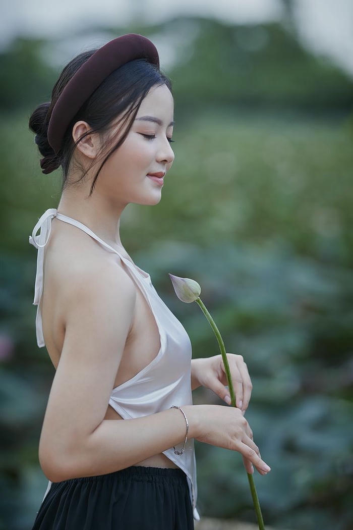 ảnh nàng mặc áo yếm nude