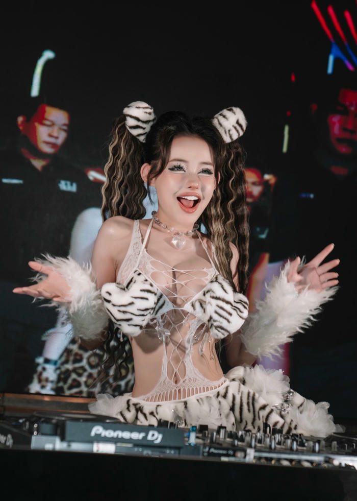 ảnh sexy ngân 98 trên bờ biển xanh