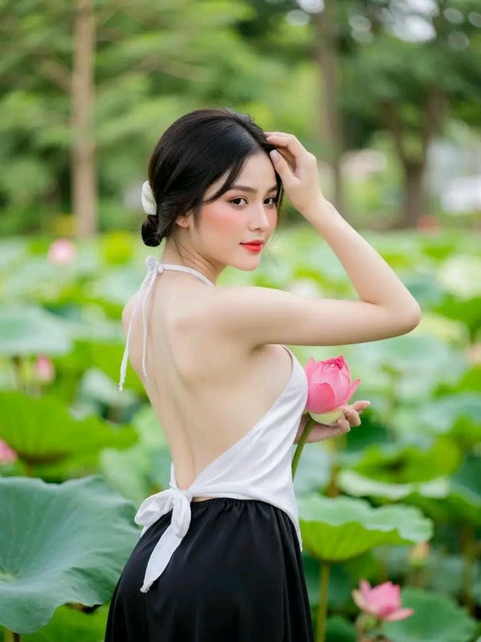 ảnh thiếu nữ khoe ngực yếm