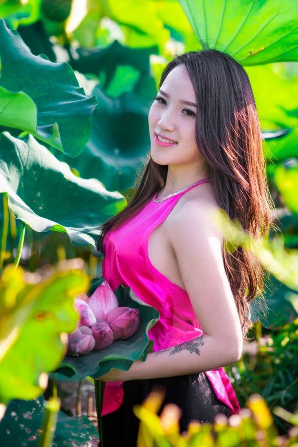 ảnh vòng một lộ qua yếm