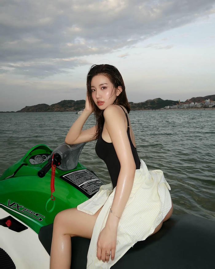 bikini nóng bỏng lê thị huyền