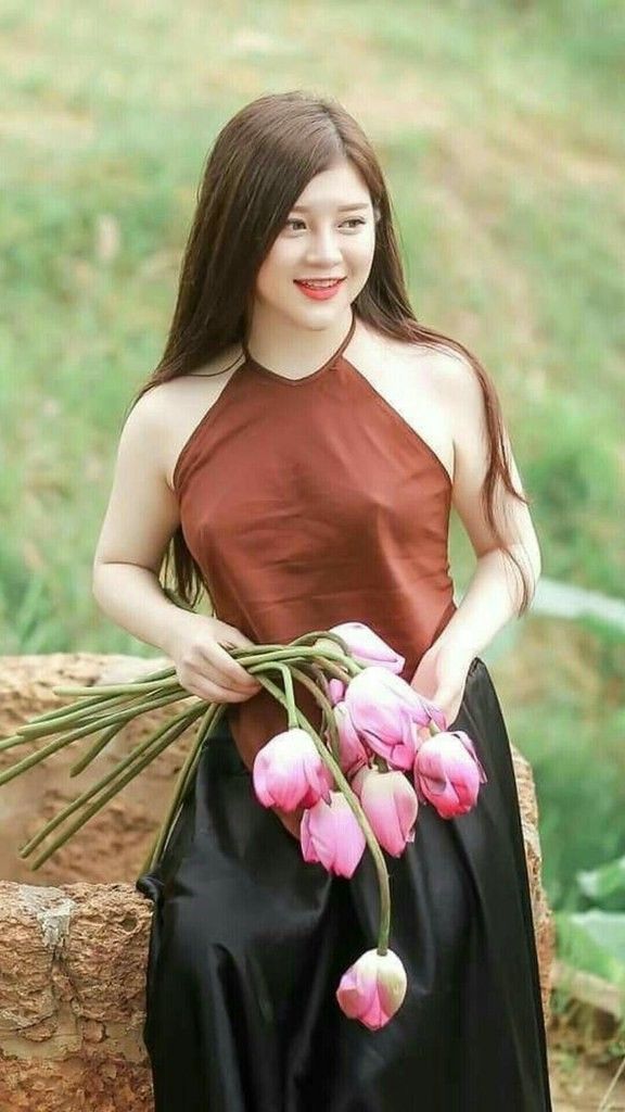 gái xinh mặc áo yếm