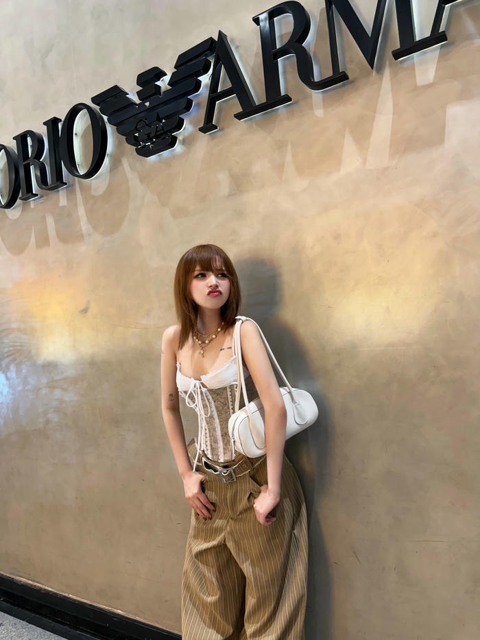 hot girl xoài non bikini ngoài trời