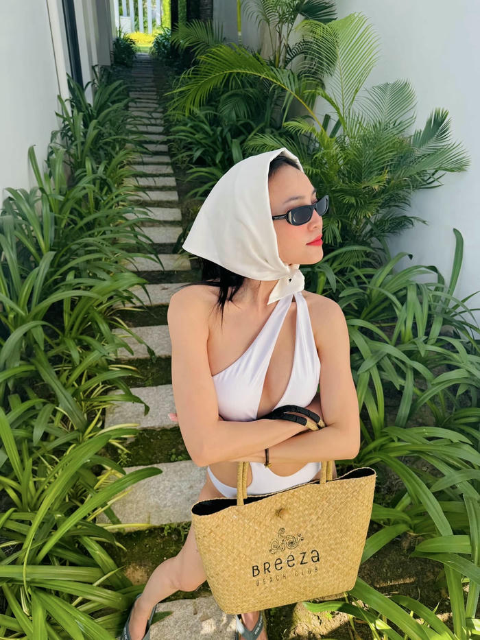 ninh dương lan ngọc mặc bikini ngoài biển