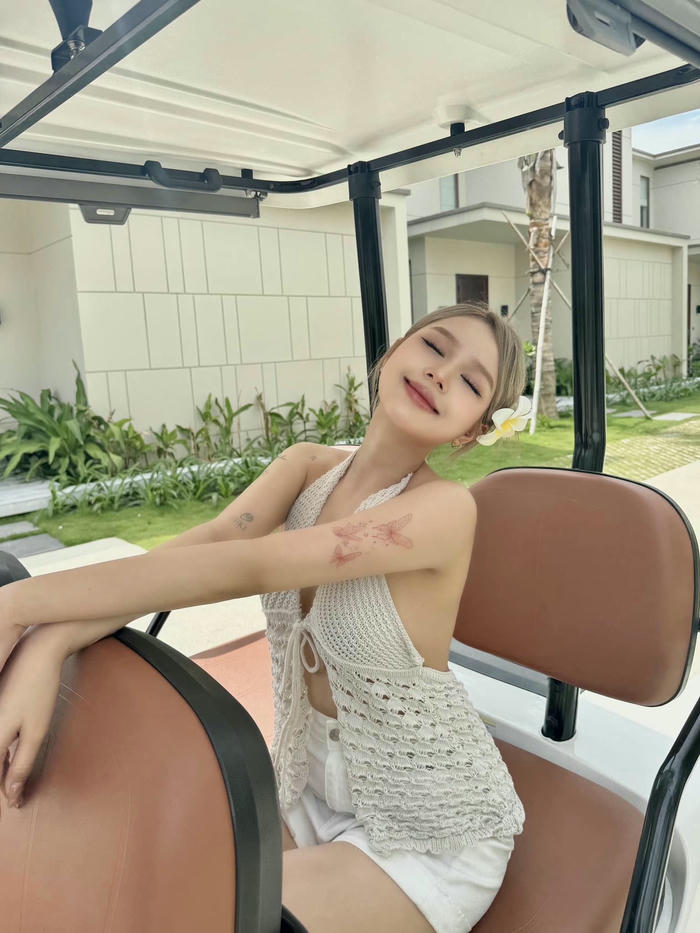 xoài non bikini tạo dáng